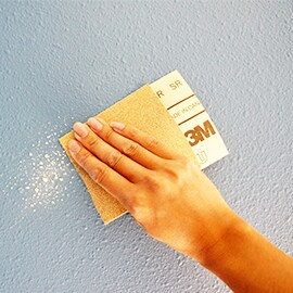 Fjern ujevnheter med sandpapir