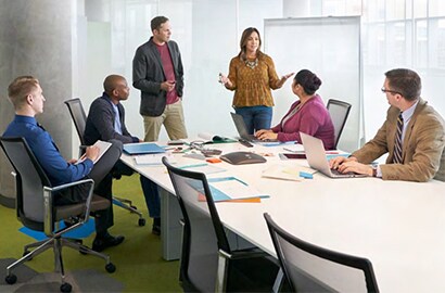 Travelt kryss om natten, sett ovenfra