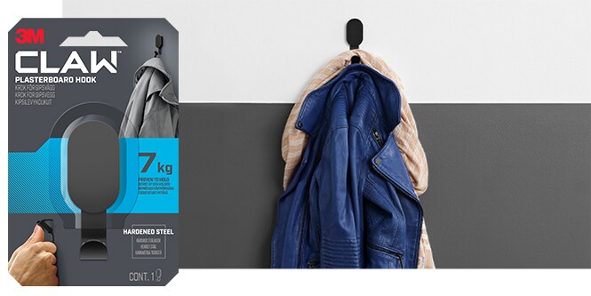 En jakke hengt på veggen med en 7 kg 3M CLAW™ gipsplatekrok
