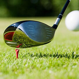 Lær om overføring av energi via stive lim og limskjøter.  Bilde av en golfkølle som treffer en ball.