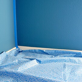 Beskytt gulvet med beskyttelsesduk eller prøv ScotchBlue™ forhåndstapet maskeringsfolie