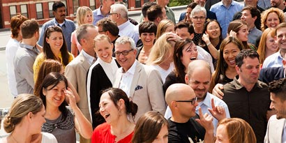 3Ms sjefsdesigner i en menneskemengde
