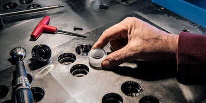 Vurder alle typer løsemidler når du skal velge lim for konstruerte plastdeler.
