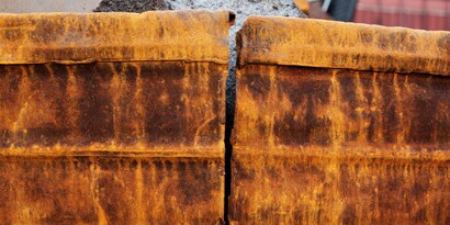 Vedheft til rustent jern kan være utfordrende; klargjøring av overflaten kan påvirke styrkeutviklingshastigheten.
