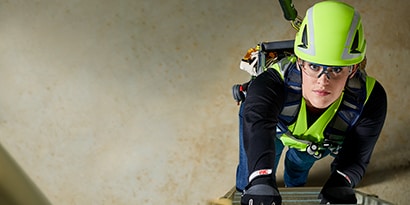 Kvinne iført personlig verneutstyr
