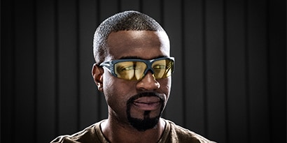 Mann iført SecureFit-vernebriller
