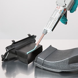 Lær om trinn 1, velge en monteringstype, i 3M ASPEC-metoden. Bilde av flytende lim som påføres en plastoverflate.