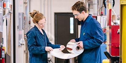 To 3M-ansatte på en lab
